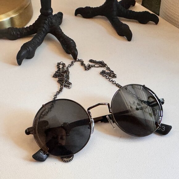 Disturbia Emilie Round Sunglasses with detachable Chain - Picture 5 of 5